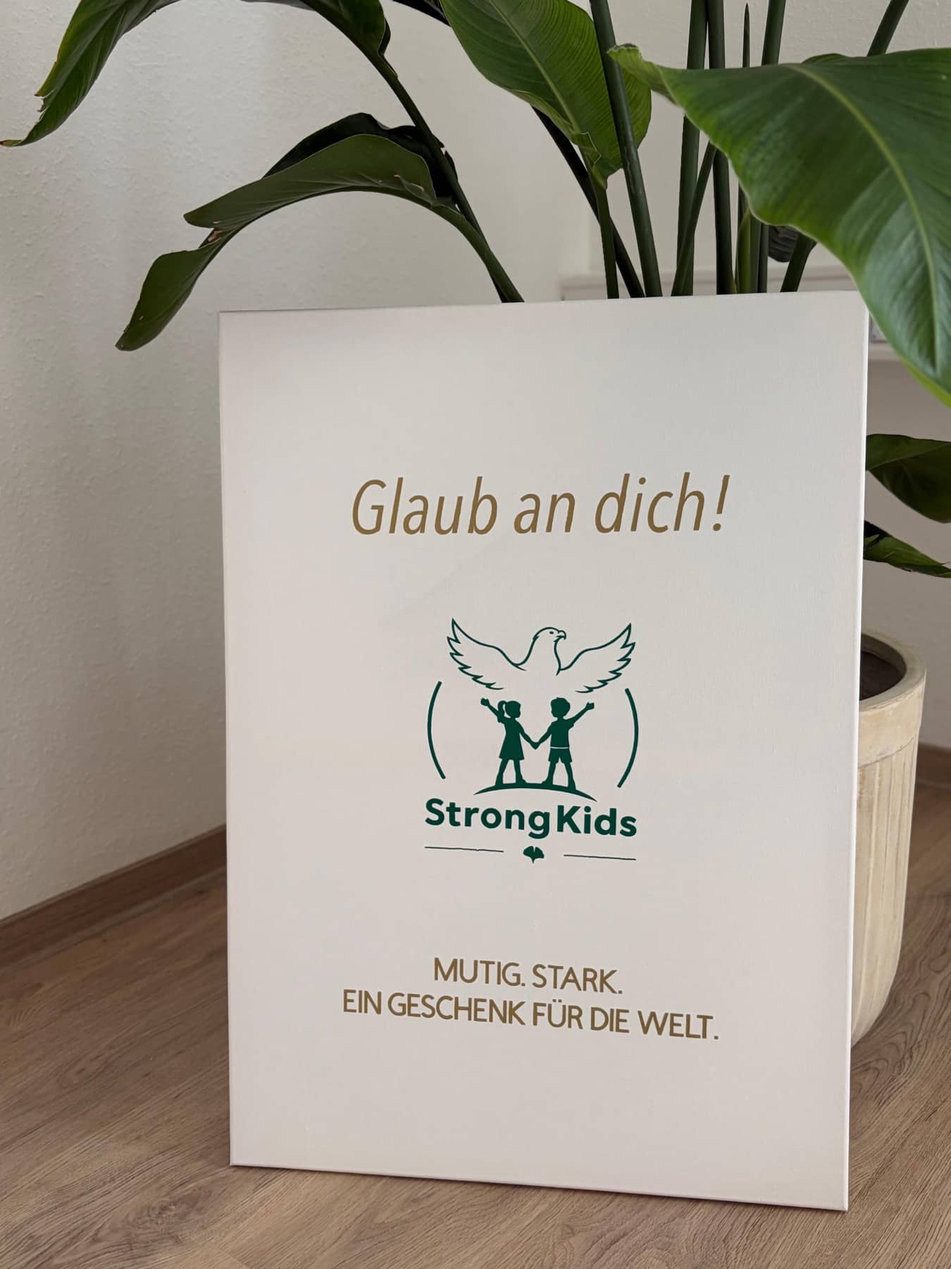 Leinwand im StrongKids-Studio Weyhe: Glaub an dich – Mutig. Stark. Ein Geschenk für die Welt.